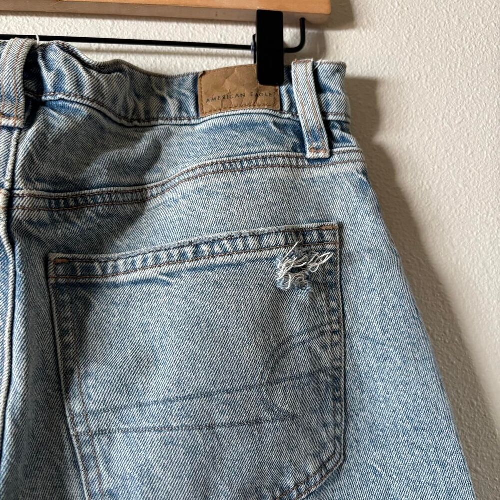 American Eagle lightwash barrel jeans size 6 - Picture 4 of 8